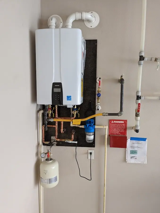 Professional plumber installing copper piping in a Pontiac home